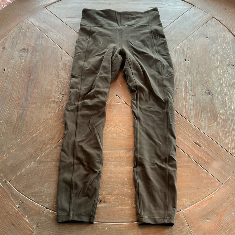 Lululemon green leggings with pockets. Great condition. Size 6.